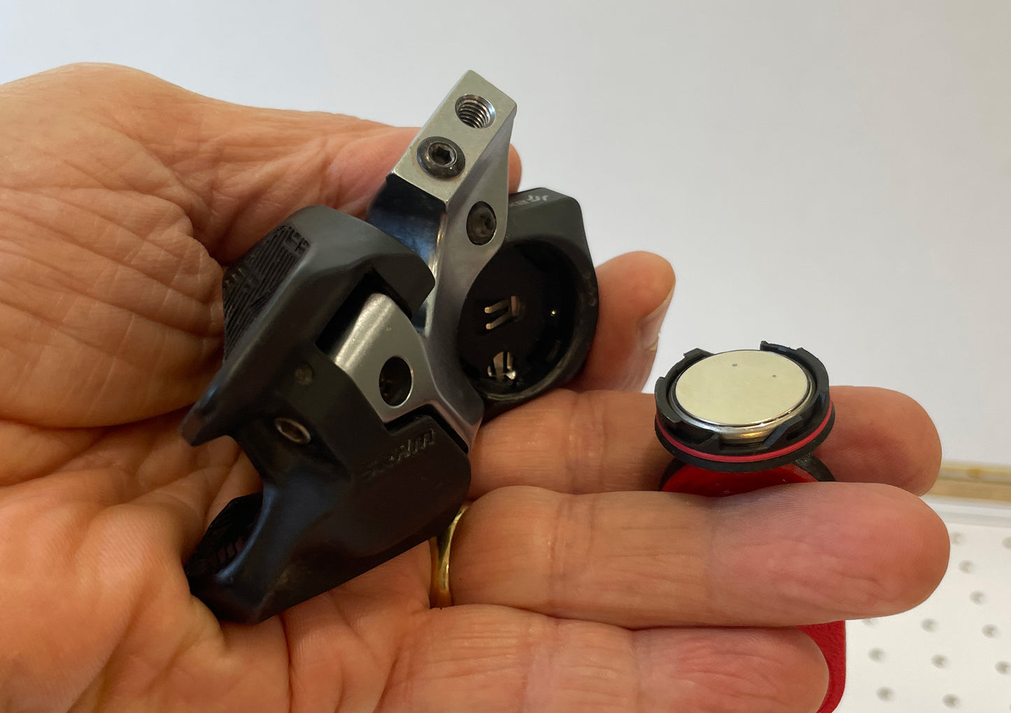 AXS Shifter Pod / Dropper Pod CR2032 Spare Battery Storage with Integrated Battery Access Tool